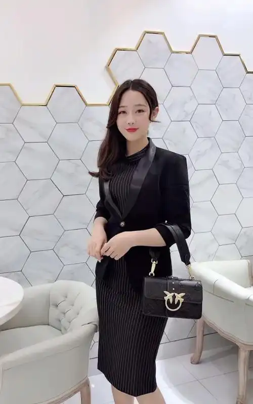 时尚街拍:小姐姐制服套装展现端庄优雅女性魅力,成熟迷人气质!