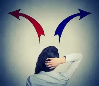 方向迷茫迷茫的女商人照片