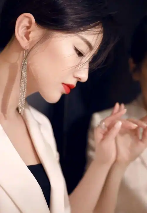 不老女神黄圣依,清纯之后是知性女人的成熟美!