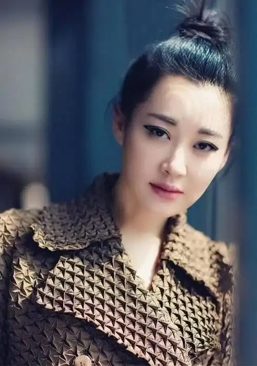 "出身豪门并非虚构,许晴自诞生起即沐浴在爱的光辉中.