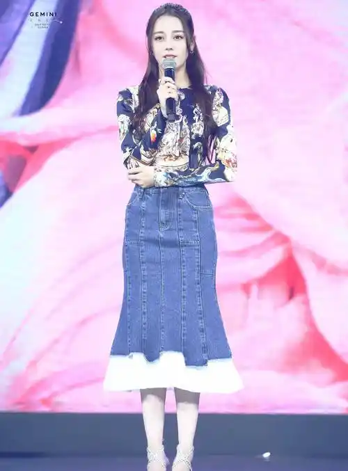 迪丽热巴的高跟鞋美图_凉鞋_明星_银色