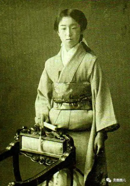 节子皇后听说良子在学校里愿意干其他同学不愿意干的厕所保洁,认为她