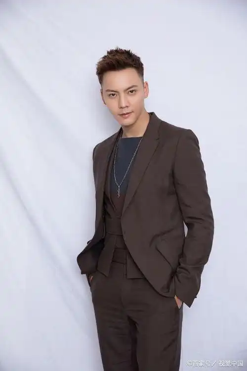 陈伟霆又帅了穿深棕色西装气场全开还是那个霸气的张大佛爷