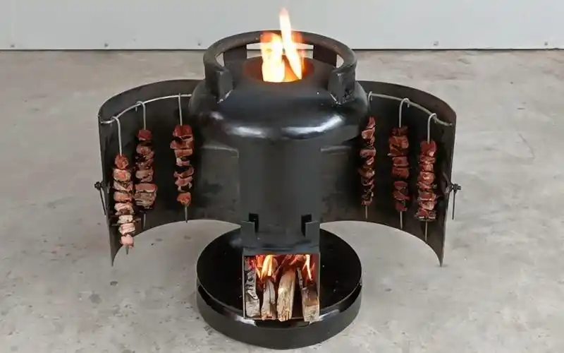 利用废旧煤气罐制作多功能柴火炉,炒菜煮饭的同时还能烧烤