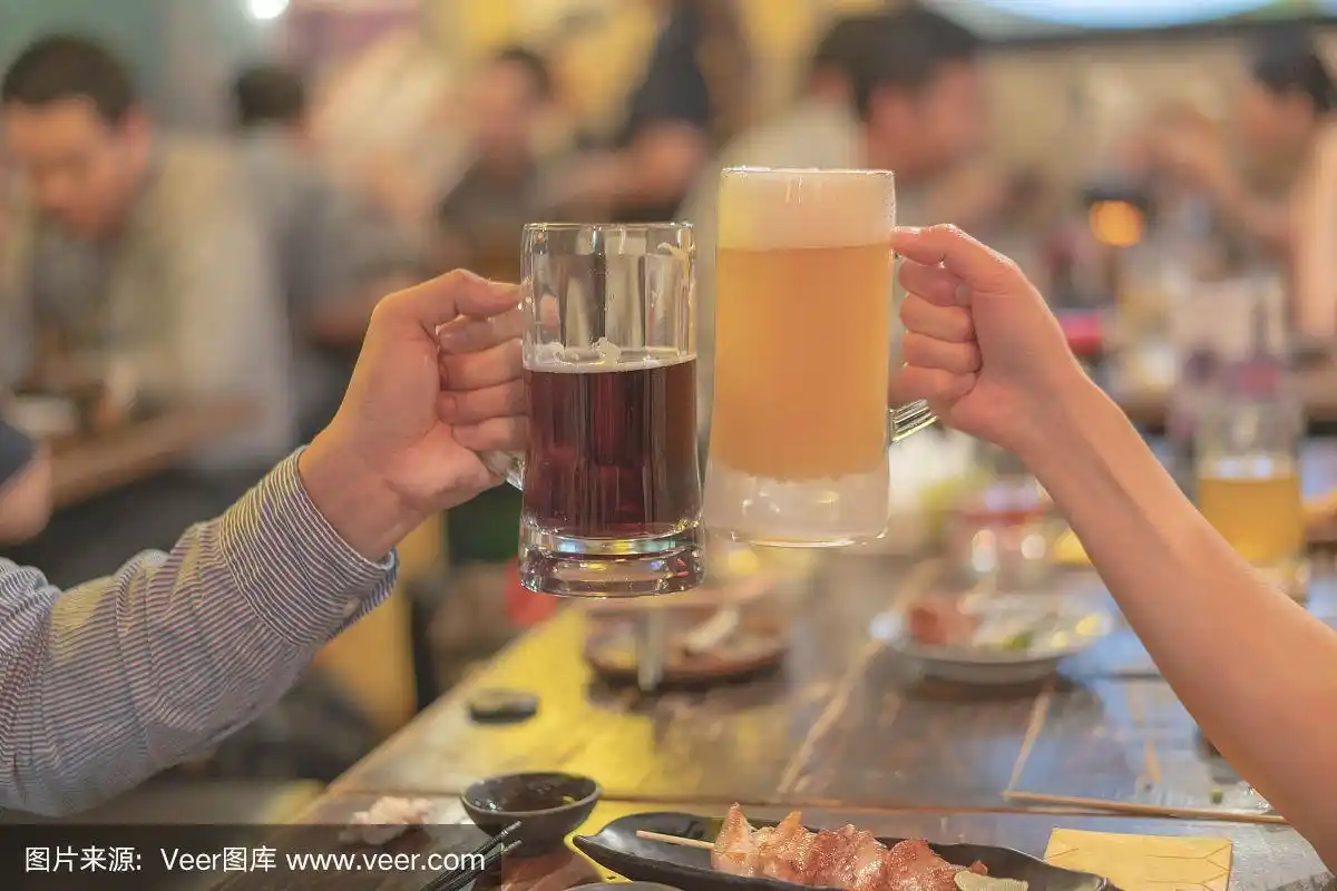 特写手欢呼碰杯啤酒