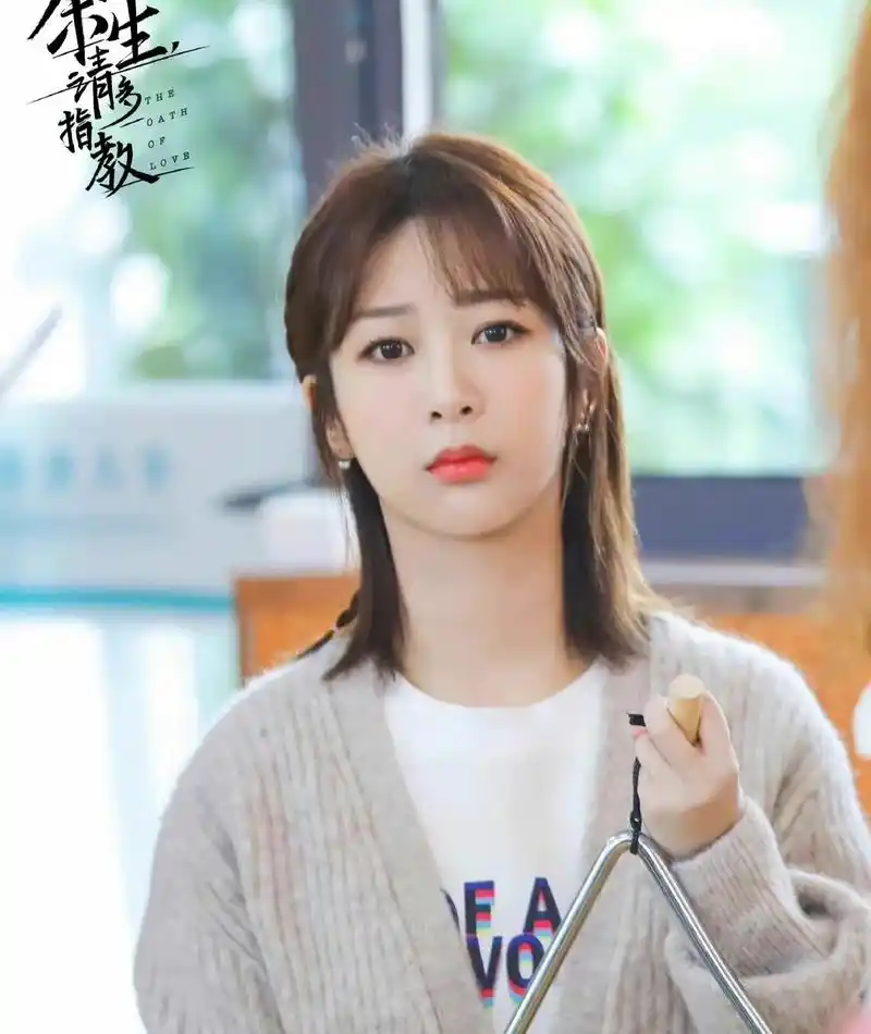 杨紫演什么都像"邱莹莹"?现代装造型确实形似