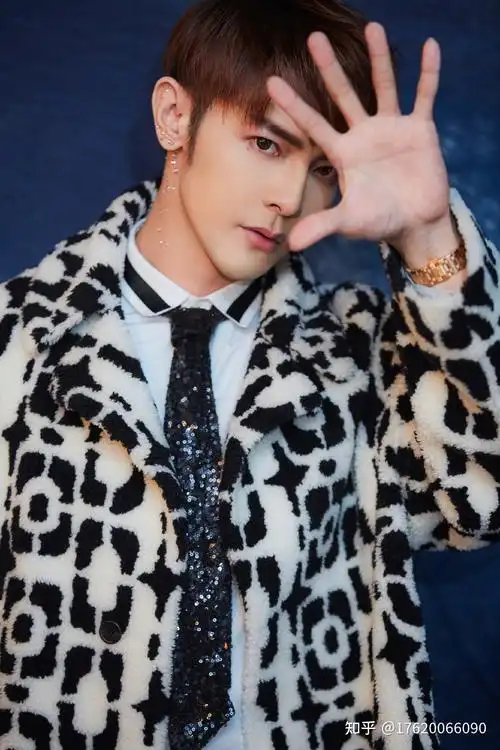 汪东城出席翻包植入合作联系不老男神汪东城