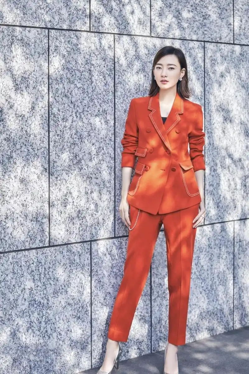 原创气质女神王丽坤就是美剪波波头搭配红色西服套装干练时尚
