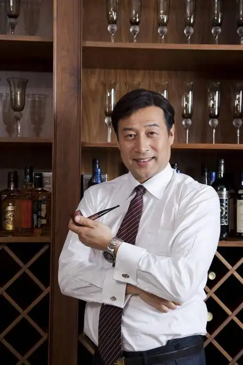 东方人,中年人,一个人,客厅,站,微笑,竖图,彩色,室内,白天,正面,时尚