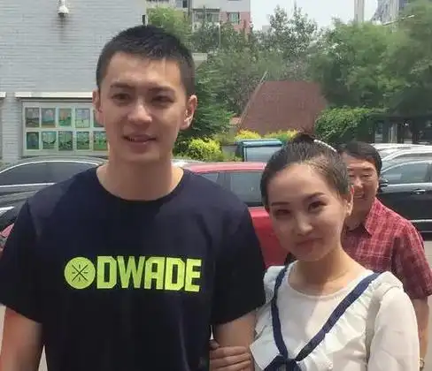 昔日情敌窦宝宝闻讯赶来,泣不成声.