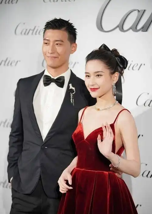 窦骁何超莲现身辟谣婚变,网友:原来如此