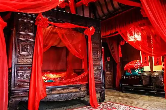 篁岭有一间叫作"怡心楼"的老宅,其二楼,便是昔日徽州小姐的婚房,里面