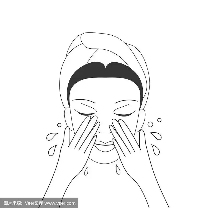 年轻的女士正在用泡沫洗面奶洗脸.