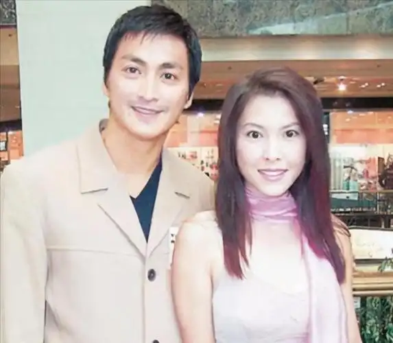 "展昭"何家劲64岁被曝娶年轻妻子已生女,曾有刻骨铭心的旧爱_高金素梅