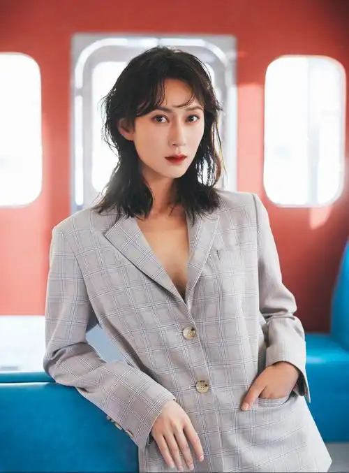 中柳姨娘而被大家所喜爱,被称为最美"后妈",不仅如此,在直播中,赵柯