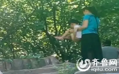 游客遭遇景区如厕难随地大小便陋习频现