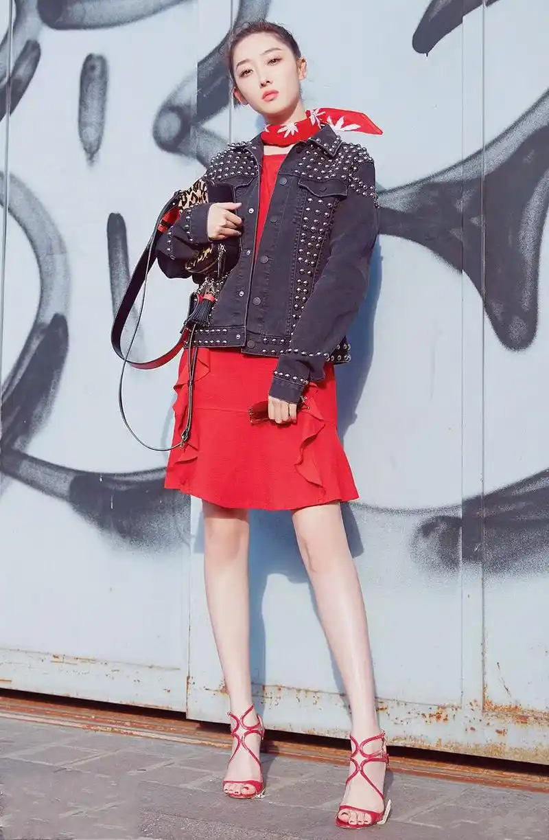 凉鞋,真的是绝配,凸显了身材,有展示了优雅的气质笑起来的蒋梦婕更是