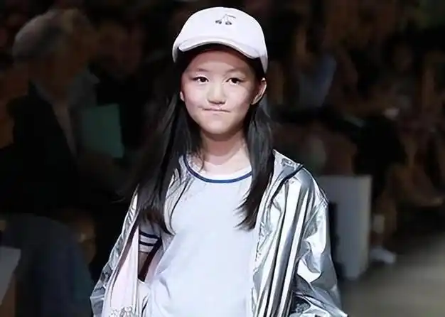 18岁李嫣近照曝光嘴唇疤痕全消失气场强大身材高挑特像王菲