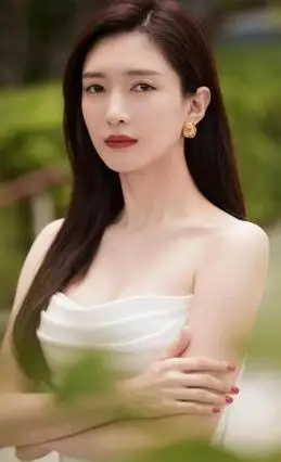 事实证明,同班同学王传君没说错,江疏影就是一个"平庸"的美女