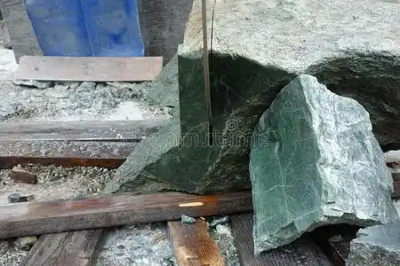 玉石加工一种用来切割加拿大开采的玉石的大锯子.照片