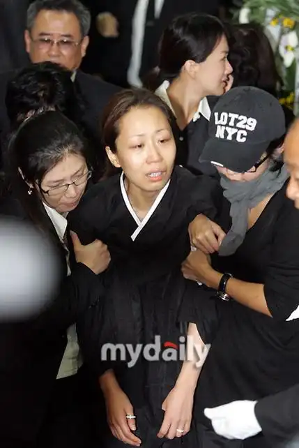 图文韩星安在焕遗体火化郑善熙伤心欲绝