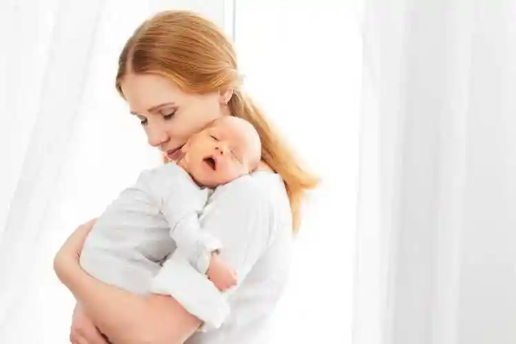 图片 创意图片 - 母亲在家抱着婴儿图集 一 抱着刚出生婴儿的妈妈(376