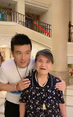 杨子社交平台晒和妈妈的对话视频,身后的豪宅背景也成为焦点
