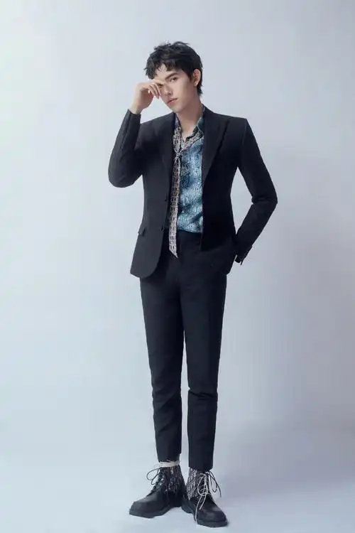 简介:陈飞宇羊毛卷帅气写真图片,分享一组陈飞宇图片给大家,图中的