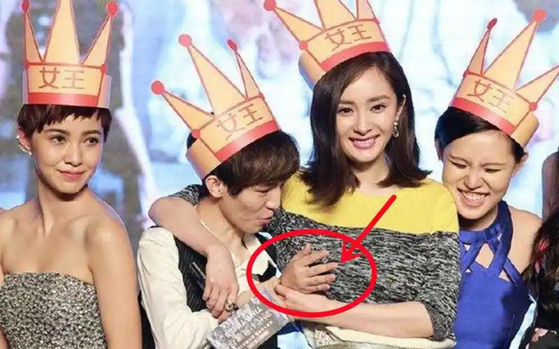 杨幂出席活动被揩油!注意郭敬明的手放在哪?网友:娱乐圈真乱!