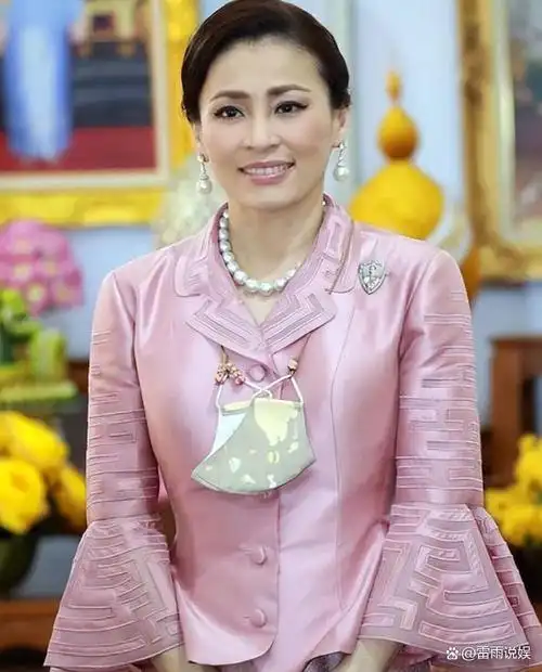 45岁泰国王后苏提达独占后宫越来越漂亮红色旗袍亮眼无比