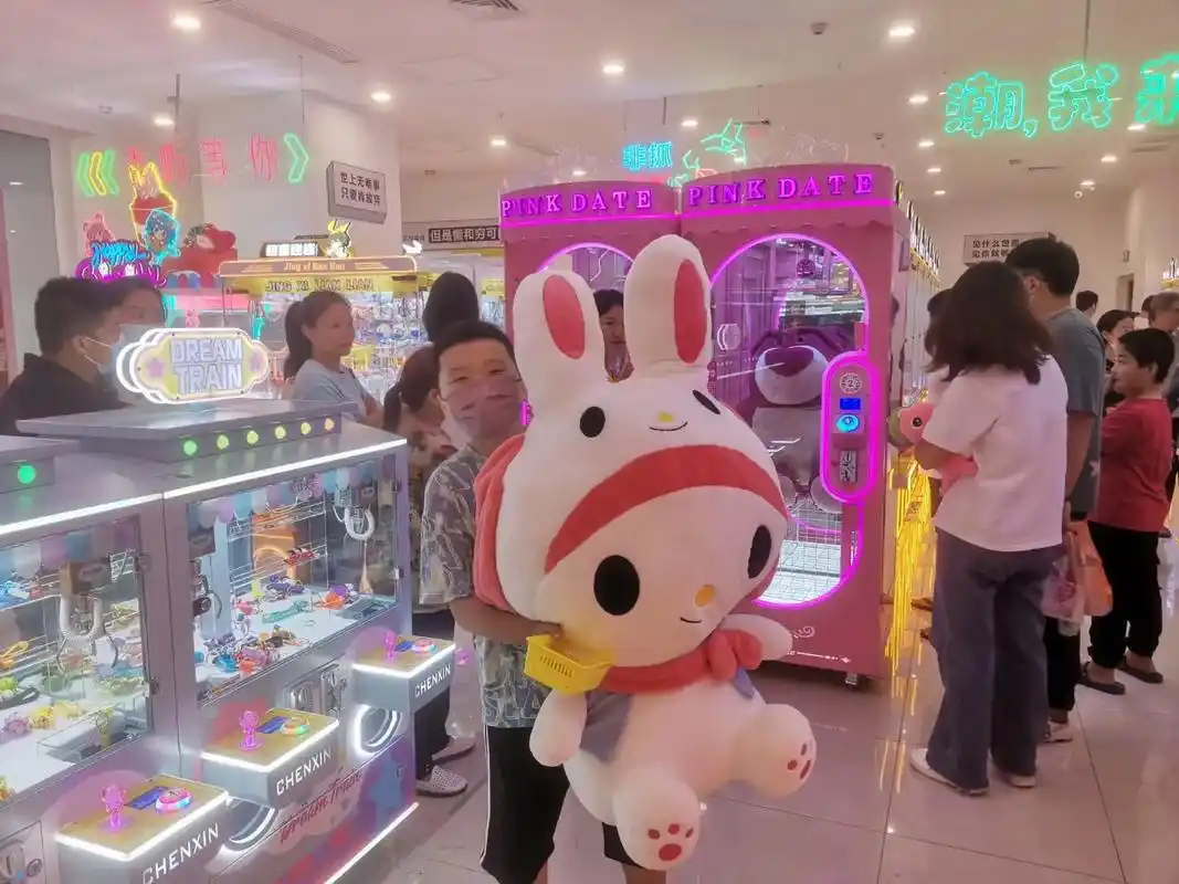 超大娃娃被抓走啦!今天被抓走的第二个超大娃娃90 鲸喜连 - 抖音