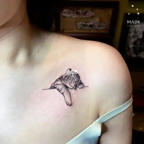 福州纹身趴在胸前的小老虎