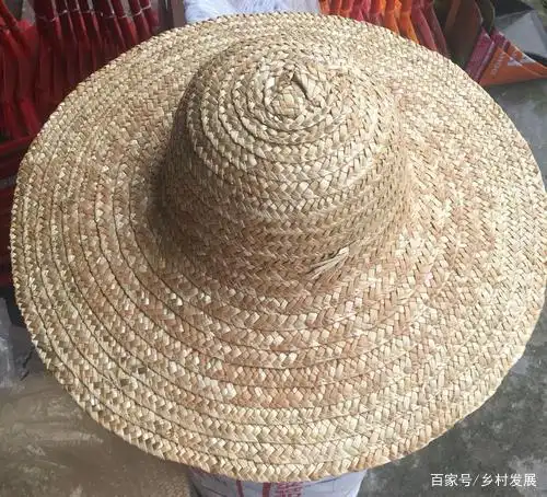 小麦秸秆在农民手里变成宝贝,农村老手艺编草帽,牵动童年的记忆
