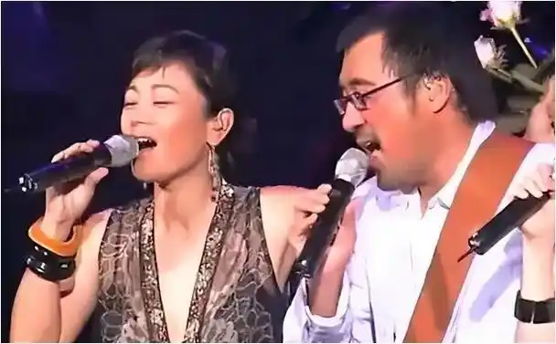 李宗盛抛弃发妻婚内恋上林忆莲后娶小27岁娇妻