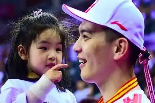 昔日情敌窦宝宝闻讯赶来,泣不成声.