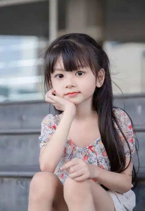 国外6岁小女孩初恋系脸蛋萌翻天,亲弟弟颜值也超强_onew_美女_实在太