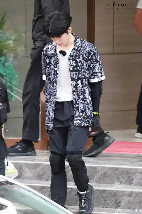 张真源卡通涂鸦衬衫发带造型