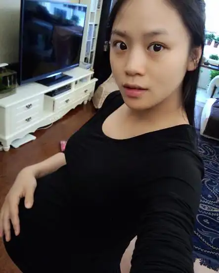 黄英挺巨肚曝即将生产准爸爸曹帅停工备