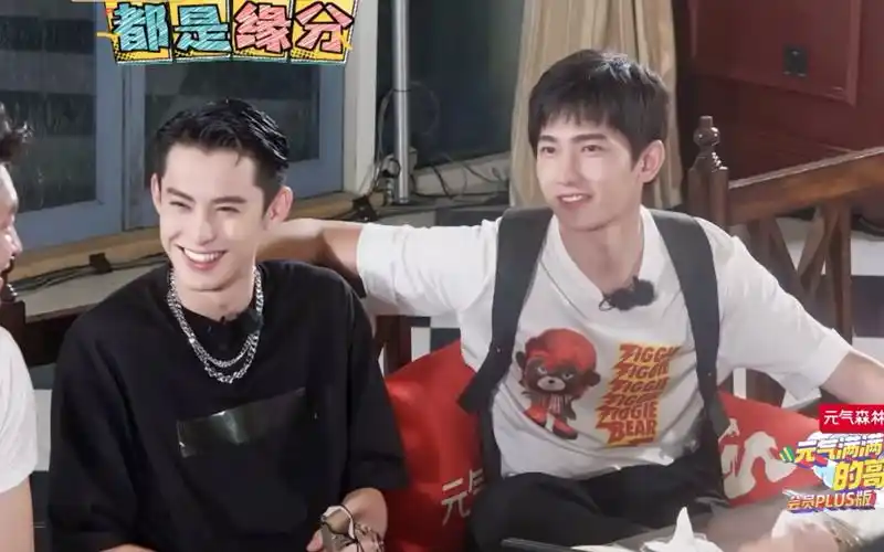 薅杨洋腿毛的王鹤棣名场面 帅气十足的王鹤棣一枚 可爱满分的王鹤棣