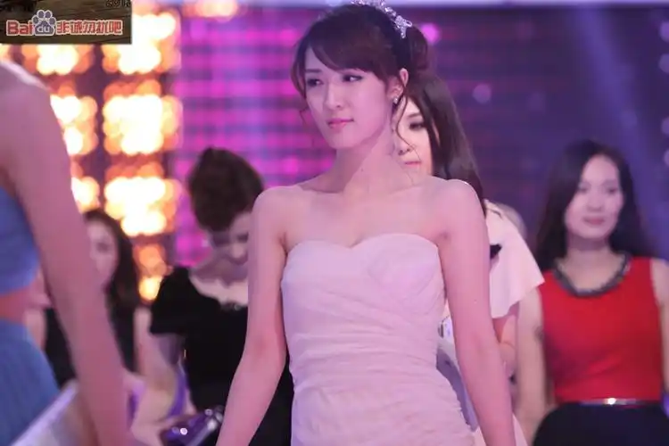 谁有非诚勿扰14号美女侯伶的照片?谢谢啦!