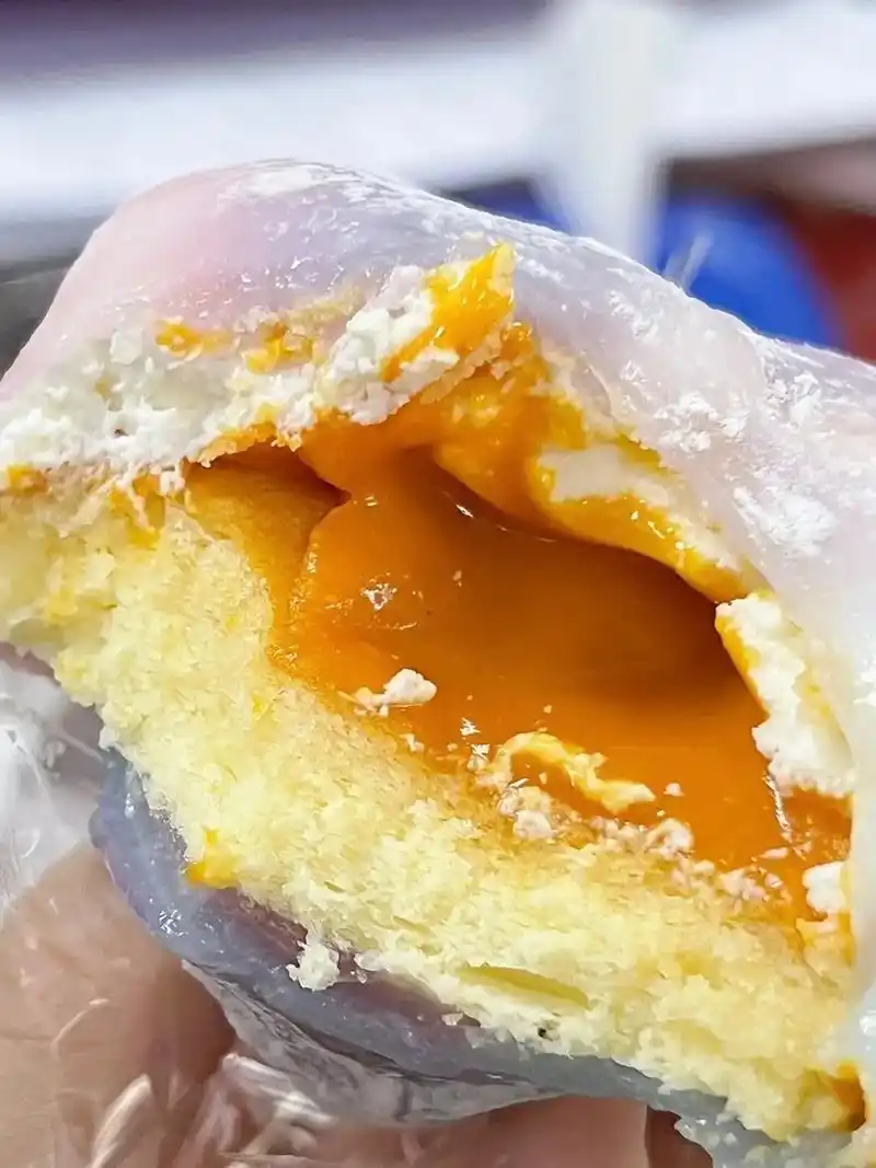 罗森新品|流心奶黄味星光冰皮蛋糕.打开之后是星光冰皮,里面是 - 抖音