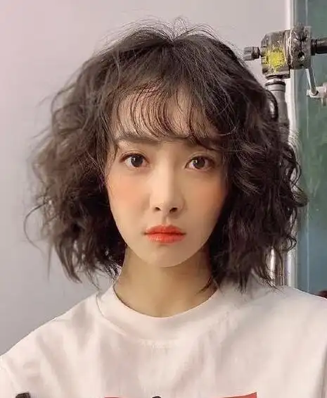 2022羊毛卷短发齐肩,可爱造型就选短发吧