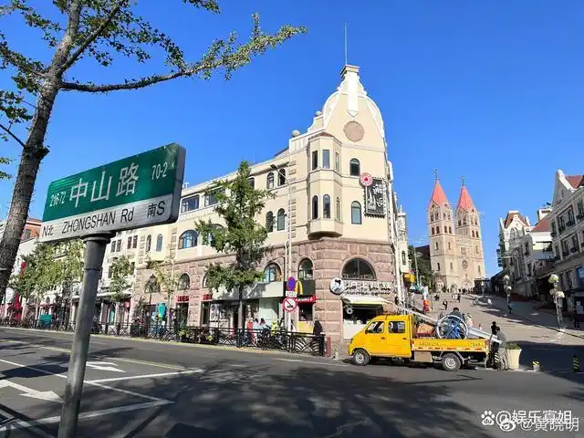 黄晓明在社交平台上晒青岛老街区九宫格plog,表示自己去了好多地方