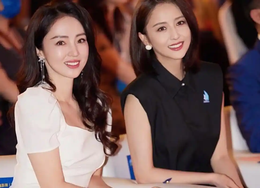 佟丽娅董璇活动同框,你觉得哪位姐姐更漂亮呢#佟丽娅# #董璇