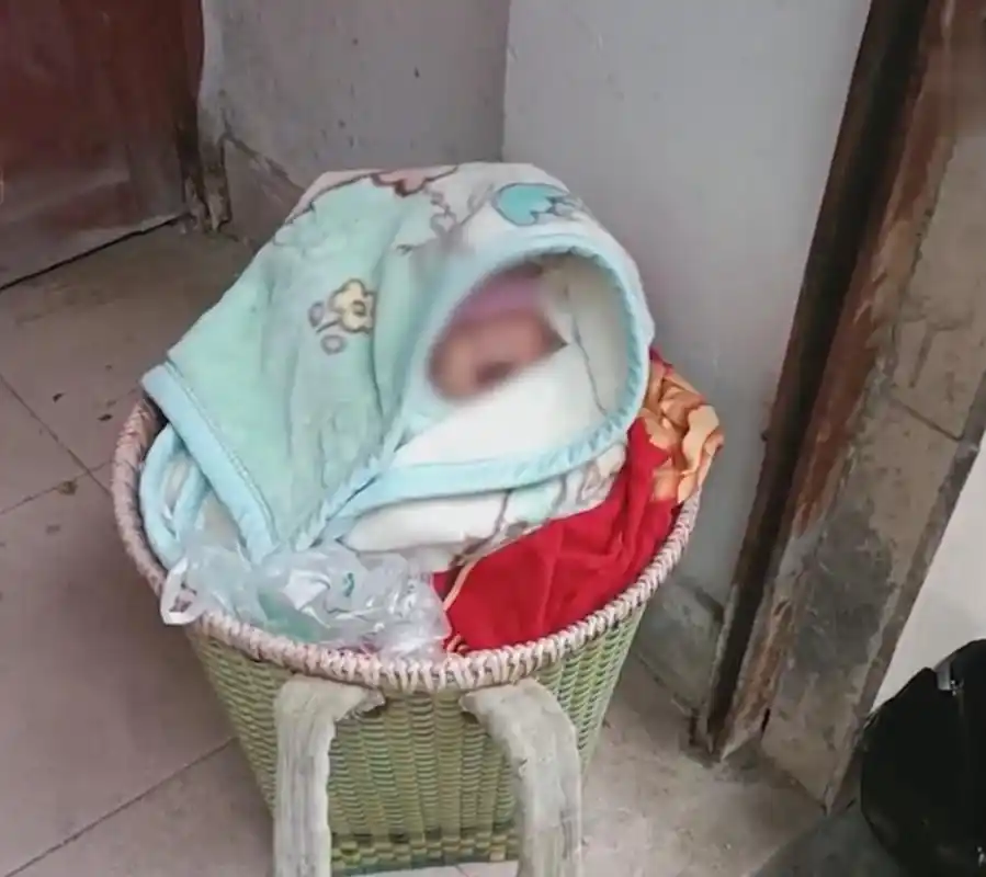 毫无人性!贵州一襁褓女婴被丢弃路边,孩子嗷嗷待哺哭声揪心