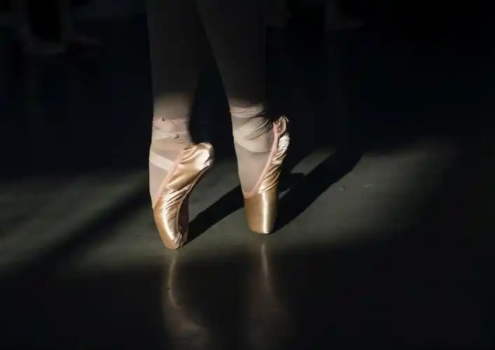 端村学校的舞蹈教室,一位女孩在夕阳下起舞.