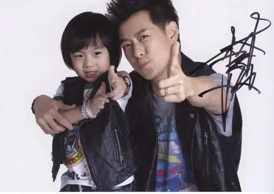 林志颖抱小马驹亮相湖南春晚 kimi披小马斗篷