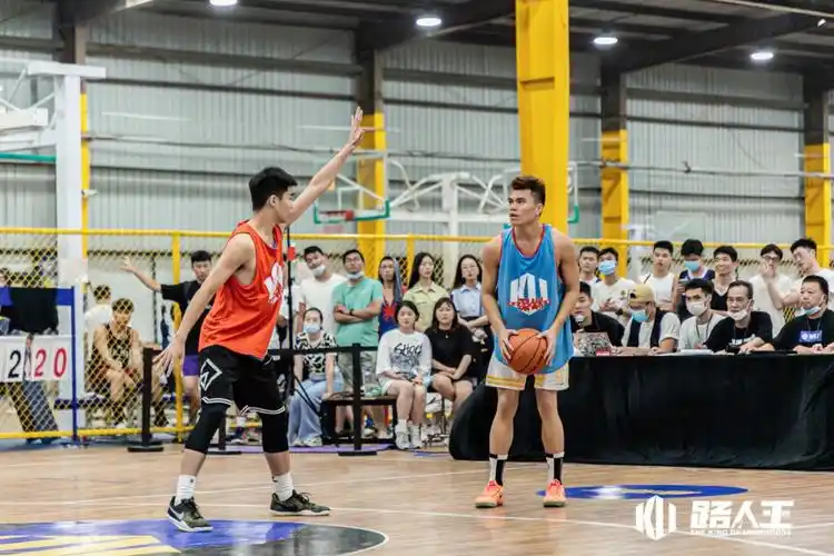 打篮球男生的场上和场下怎么穿