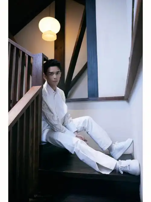 吴磊白衣少年白鞋白袜