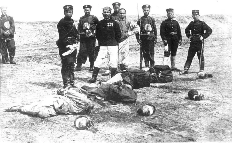 八国联军侵华时,父子相约上吊殉国,子帮父撤去凳子,后却被斩首